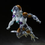 Figurine articulée de Mecha Frieza de Dragon Ball Z, montrant des prothèses cybernétiques sur son corps et trois visages alternatifs, accompagnée d'accessoires pour personnaliser les poses.