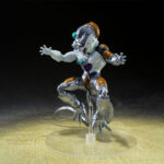 Figurine articulée de Mecha Frieza de Dragon Ball Z, montrant des prothèses cybernétiques sur son corps et trois visages alternatifs, accompagnée d'accessoires pour personnaliser les poses.