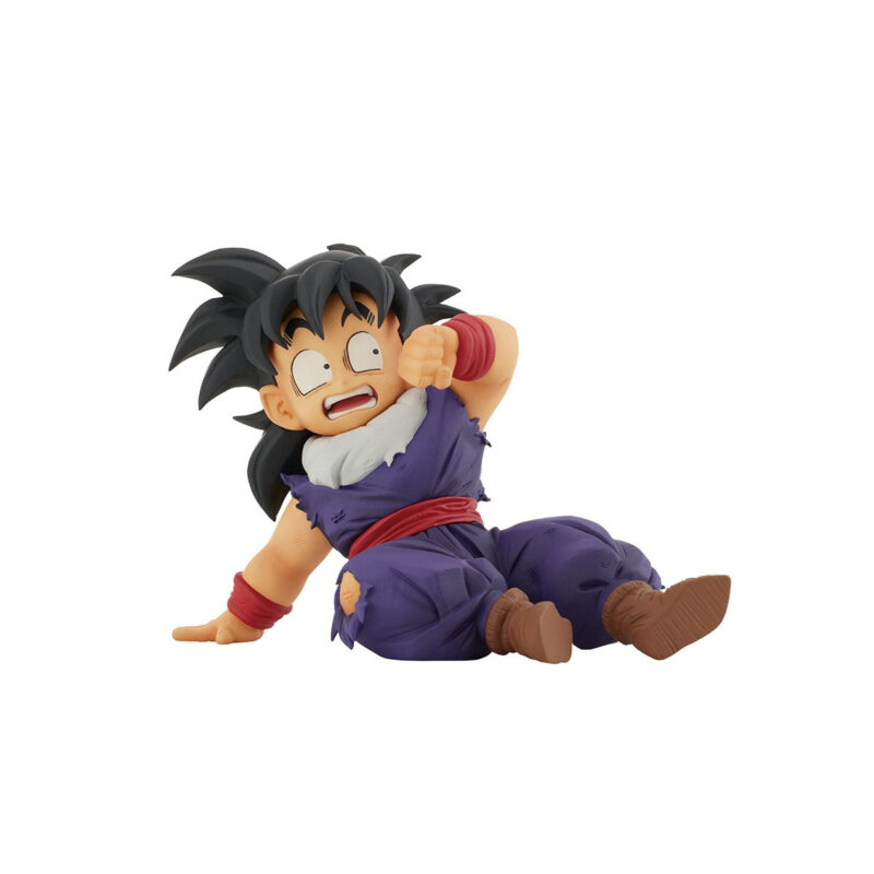 Figurine de Piccolo et Son Gohan de Dragon Ball Z représentant Piccolo en position de protection avec des vêtements déchirés, tandis que Gohan affiche une expression de peur, tous deux dans une scène dynamique de la saga des Saiyans.