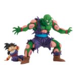 Figurine de Piccolo et Son Gohan de Dragon Ball Z représentant Piccolo en position de protection avec des vêtements déchirés, tandis que Gohan affiche une expression de peur, tous deux dans une scène dynamique de la saga des Saiyans.