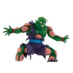 Figurine de Piccolo et Son Gohan de Dragon Ball Z représentant Piccolo en position de protection avec des vêtements déchirés, tandis que Gohan affiche une expression de peur, tous deux dans une scène dynamique de la saga des Saiyans.