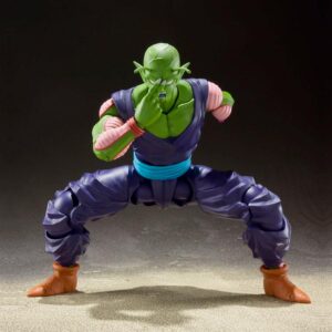 Figurine de Piccolo de Dragon Ball Z, mesurant 16 cm, avec plusieurs visages interchangeables et accessoires, dont une cape amovible et un bras coupé, fabriquée par Tamashii Nations.