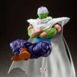 Figurine de Piccolo de Dragon Ball Z, mesurant 16 cm, avec plusieurs visages interchangeables et accessoires, dont une cape amovible et un bras coupé, fabriquée par Tamashii Nations.