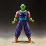 Figurine de Piccolo de Dragon Ball Z, mesurant 16 cm, avec plusieurs visages interchangeables et accessoires, dont une cape amovible et un bras coupé, fabriquée par Tamashii Nations.