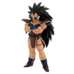 Figurine de Raditz de 25 cm, avec une armure de combat marron et noire, les bras croisés, un scouter vert sur l'œil, représentant un Saiyan avec une expression confiante.