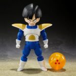 Figurine de Son Gohan de Dragon Ball Z avec la tenue de Vegeta, tenant la Dragon Ball de Namek n°3, fabriquée par Tamashii Nations.