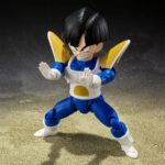 Figurine de Son Gohan de Dragon Ball Z avec la tenue de Vegeta, tenant la Dragon Ball de Namek n°3, fabriquée par Tamashii Nations.