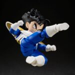 Figurine de Son Gohan de Dragon Ball Z avec la tenue de Vegeta, tenant la Dragon Ball de Namek n°3, fabriquée par Tamashii Nations.
