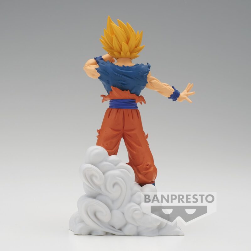 Figurine Pop de Shenron de 25 cm émergeant des boules de cristal avec une posture saisissante et une expression sereine, fabriquée par Funko.