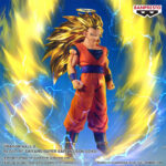 Figurine de Son Goku Super Saiyan 3 de 19 cm, représentant le personnage en lévitation avec une chevelure dorée volumineuse et une auréole, dans une pose dynamique face à Majin Buu.
