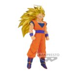 Figurine de Son Goku Super Saiyan 3 de 19 cm, représentant le personnage en lévitation avec une chevelure dorée volumineuse et une auréole, dans une pose dynamique face à Majin Buu.