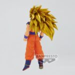 Figurine de Son Goku Super Saiyan 3 de 19 cm, représentant le personnage en lévitation avec une chevelure dorée volumineuse et une auréole, dans une pose dynamique face à Majin Buu.