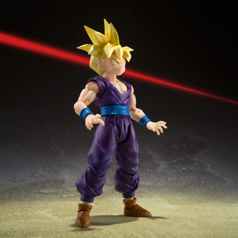 Figurine de Son Gohan en Super Saiyan, mesurant 11 cm, avec des expressions faciales variées et des mains interchangeables, représentant un moment clé du combat contre Cell.