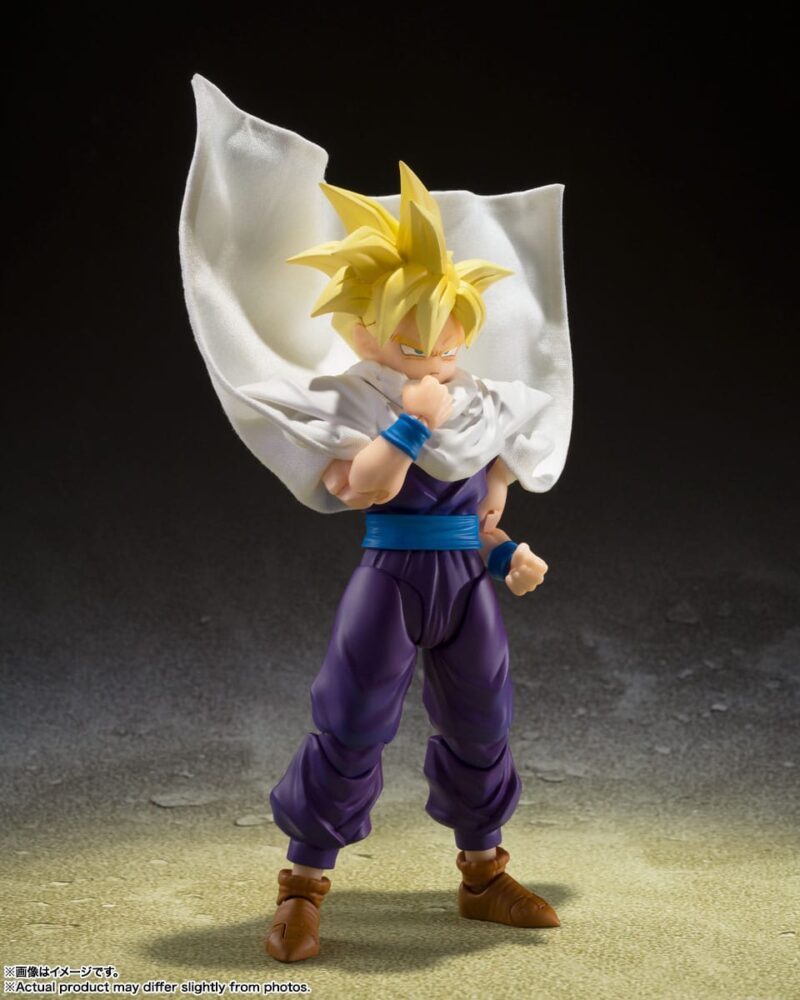 Figurine de Son Gohan en Super Saiyan, mesurant 11 cm, avec des expressions faciales variées et des mains interchangeables, représentant un moment clé du combat contre Cell.