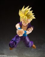 Figurine de Son Gohan en Super Saiyan, mesurant 11 cm, avec des expressions faciales variées et des mains interchangeables, représentant un moment clé du combat contre Cell.