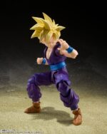 Figurine de Son Gohan en Super Saiyan, mesurant 11 cm, avec des expressions faciales variées et des mains interchangeables, représentant un moment clé du combat contre Cell.