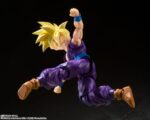 Figurine de Son Gohan en Super Saiyan, mesurant 11 cm, avec des expressions faciales variées et des mains interchangeables, représentant un moment clé du combat contre Cell.