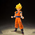 Figurine de Son Goku en Super Saiyan, articulée, mesurant 14 cm, avec trois visages interchangeables et plusieurs paires de mains, représentant le personnage dans sa tenue de combat classique orange et bleue.