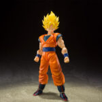 Figurine de Son Goku en Super Saiyan, articulée, mesurant 14 cm, avec trois visages interchangeables et plusieurs paires de mains, représentant le personnage dans sa tenue de combat classique orange et bleue.