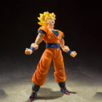 Figurine de Son Goku en Super Saiyan, articulée, mesurant 14 cm, avec trois visages interchangeables et plusieurs paires de mains, représentant le personnage dans sa tenue de combat classique orange et bleue.