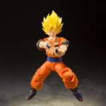 Figurine de Son Goku en Super Saiyan, articulée, mesurant 14 cm, avec trois visages interchangeables et plusieurs paires de mains, représentant le personnage dans sa tenue de combat classique orange et bleue.