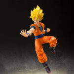 Figurine de Son Goku en Super Saiyan, articulée, mesurant 14 cm, avec trois visages interchangeables et plusieurs paires de mains, représentant le personnage dans sa tenue de combat classique orange et bleue.