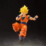 Figurine de Son Goku en Super Saiyan, articulée, mesurant 14 cm, avec trois visages interchangeables et plusieurs paires de mains, représentant le personnage dans sa tenue de combat classique orange et bleue.