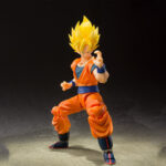 Figurine de Son Goku en Super Saiyan, articulée, mesurant 14 cm, avec trois visages interchangeables et plusieurs paires de mains, représentant le personnage dans sa tenue de combat classique orange et bleue.