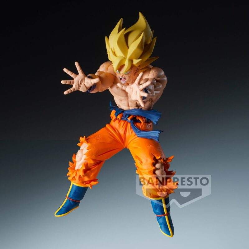 Figurine de Son Goku en Super Saiyan avec des cheveux dorés, torse nu et combinaison déchirée, prête à combattre son adversaire Cooler, éditée par Banpresto.