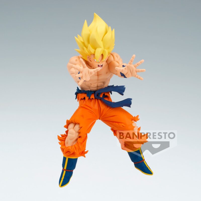 Figurine de Son Goku en Super Saiyan avec des cheveux dorés, torse nu et combinaison déchirée, prête à combattre son adversaire Cooler, éditée par Banpresto.
