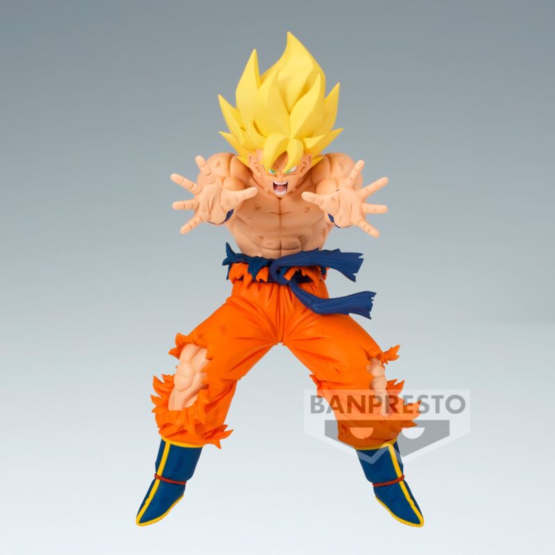 Figurine de Son Goku en Super Saiyan avec des cheveux dorés, torse nu et combinaison déchirée, prête à combattre son adversaire Cooler, éditée par Banpresto.