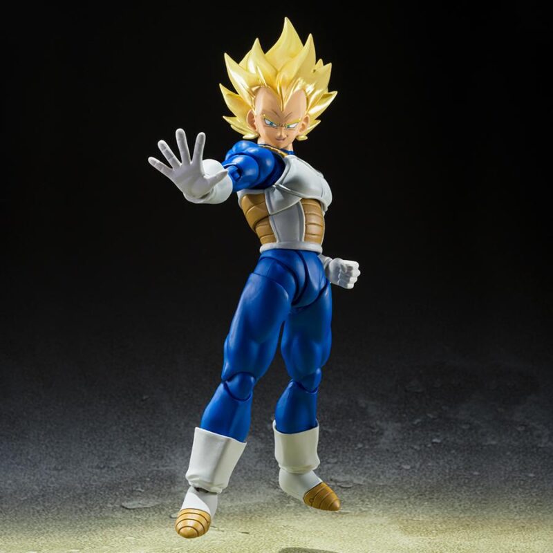 Figurine articulée de Vegeta dans sa forme Super Saiyan, portant une combinaison d'entraînement bleue et son armure de Saiyan, fabriquée par Tamashii Nations.