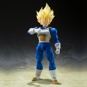 Figurine articulée de Vegeta dans sa forme Super Saiyan, portant une combinaison d'entraînement bleue et son armure de Saiyan, fabriquée par Tamashii Nations.