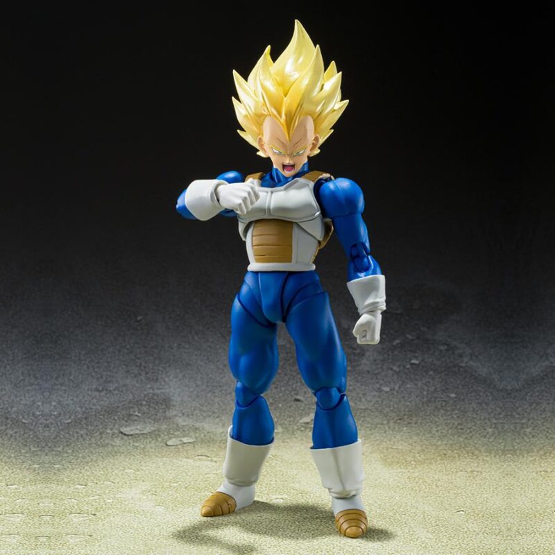 Figurine articulée de Vegeta dans sa forme Super Saiyan, portant une combinaison d'entraînement bleue et son armure de Saiyan, fabriquée par Tamashii Nations.