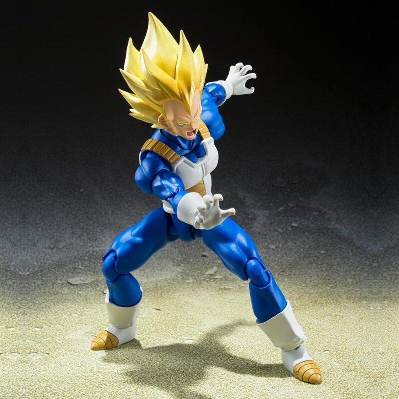 Figurine articulée de Vegeta dans sa forme Super Saiyan, portant une combinaison d'entraînement bleue et son armure de Saiyan, fabriquée par Tamashii Nations.