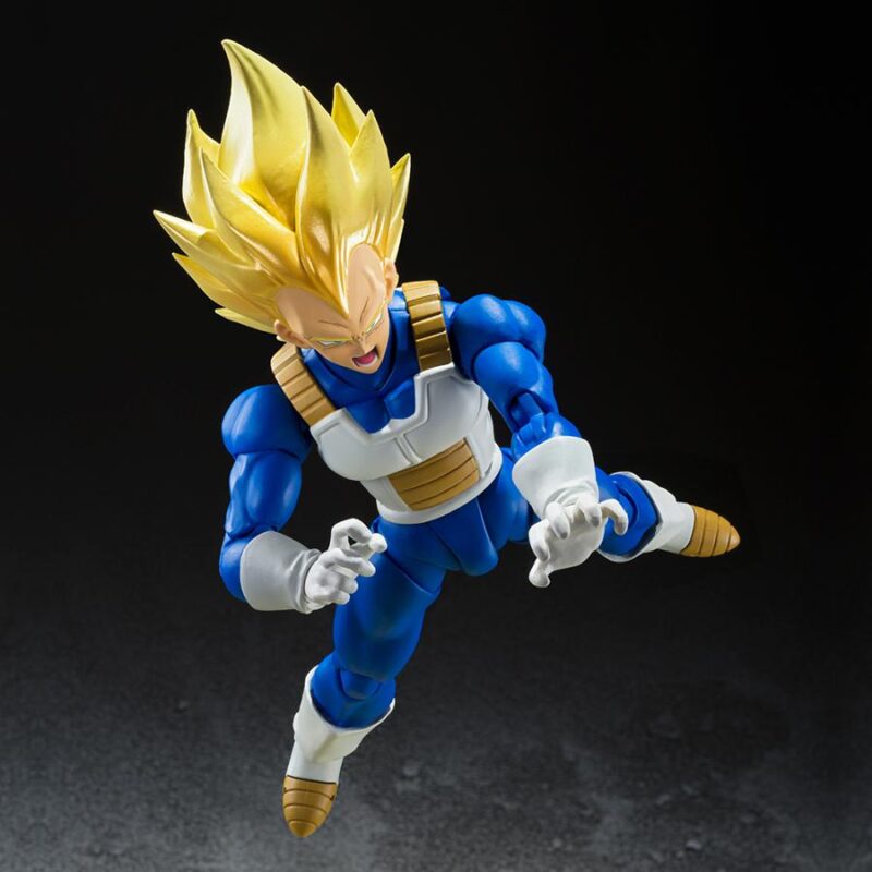 Figurine articulée de Vegeta dans sa forme Super Saiyan, portant une combinaison d'entraînement bleue et son armure de Saiyan, fabriquée par Tamashii Nations.