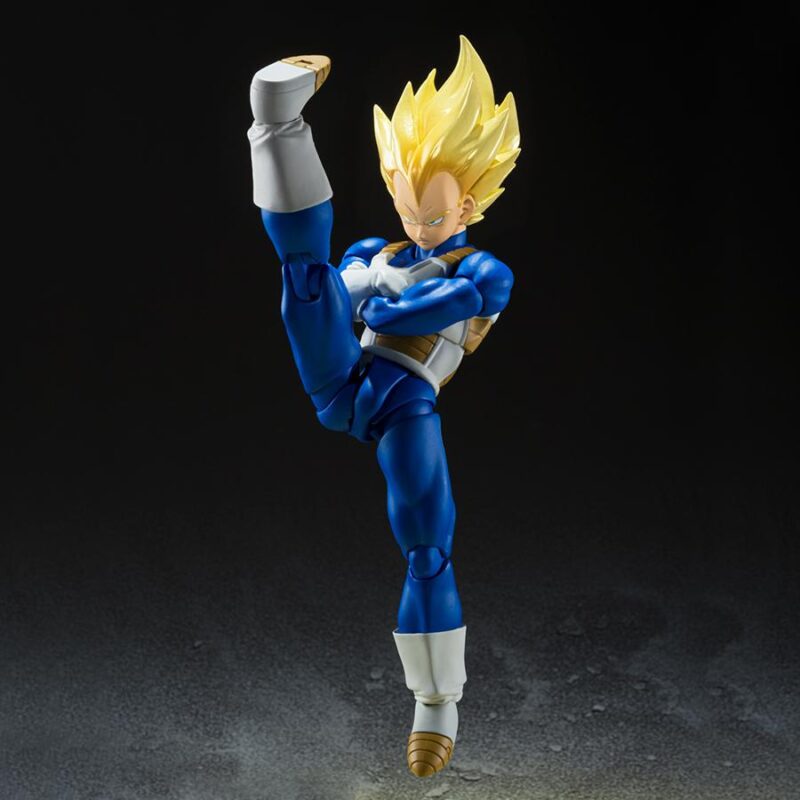 Figurine articulée de Vegeta dans sa forme Super Saiyan, portant une combinaison d'entraînement bleue et son armure de Saiyan, fabriquée par Tamashii Nations.