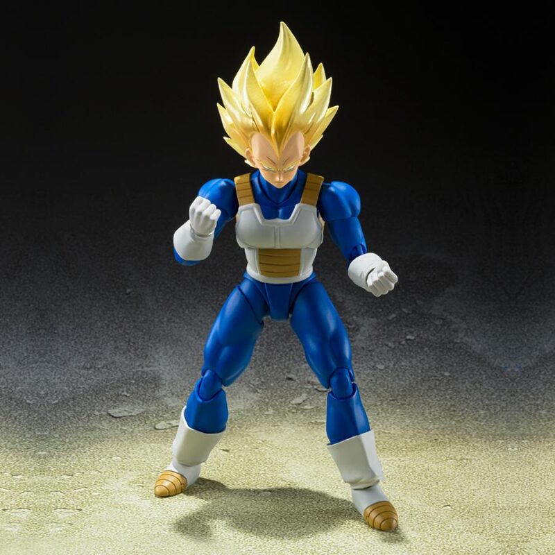 Figurine articulée de Vegeta dans sa forme Super Saiyan, portant une combinaison d'entraînement bleue et son armure de Saiyan, fabriquée par Tamashii Nations.