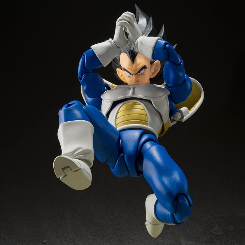 Figurine de Vegeta de Dragon Ball Z, mesurant 14 cm, avec trois visages interchangeables représentant différentes émotions, portant un scouter amovible et accompagné d'accessoires.