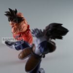 Figurine de Vegeta de Dragon Ball Z en position d'attaque, portant son armure de Saiyan, avec une aura de combat intense, mesurant 10 cm, fabriquée par Banpresto.