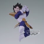 Figurine de Vegeta de Dragon Ball Z en position d'attaque, portant son armure de Saiyan, avec une aura de combat intense, mesurant 10 cm, fabriquée par Banpresto.