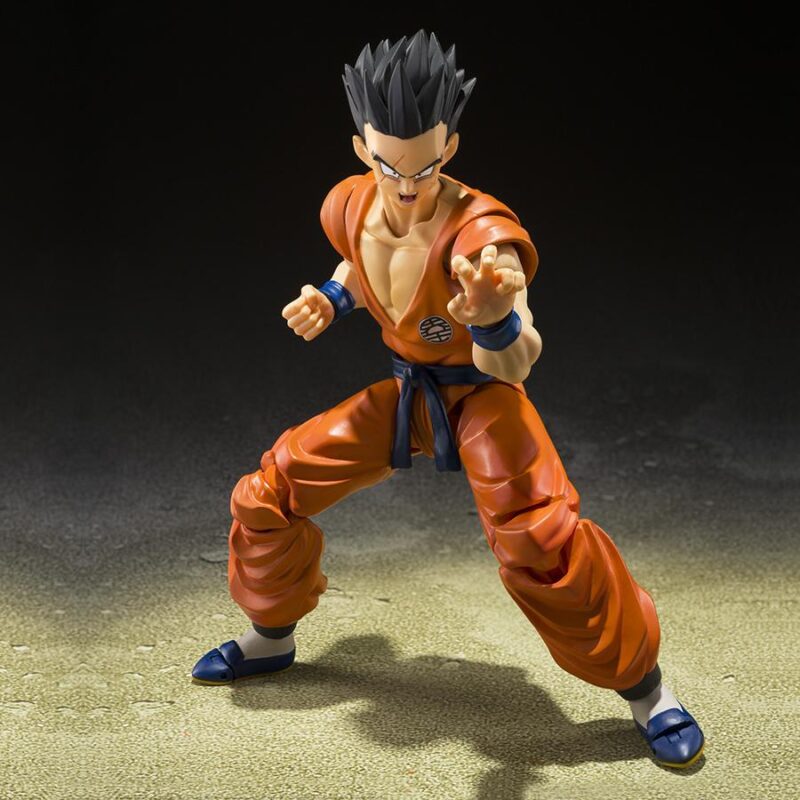 Figurine articulée de Yamcha de Dragon Ball Z, représentant le personnage avec plusieurs points d'articulation et trois visages interchangeables, fabriquée par Tamashii Nations.