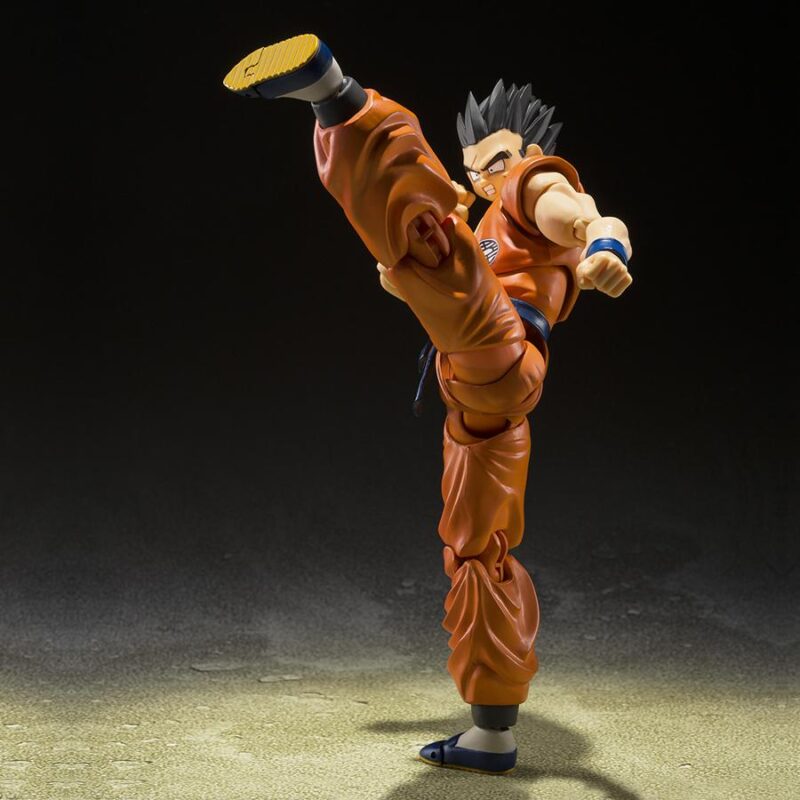 Figurine articulée de Yamcha de Dragon Ball Z, représentant le personnage avec plusieurs points d'articulation et trois visages interchangeables, fabriquée par Tamashii Nations.