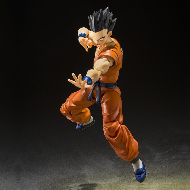 Figurine articulée de Yamcha de Dragon Ball Z, représentant le personnage avec plusieurs points d'articulation et trois visages interchangeables, fabriquée par Tamashii Nations.