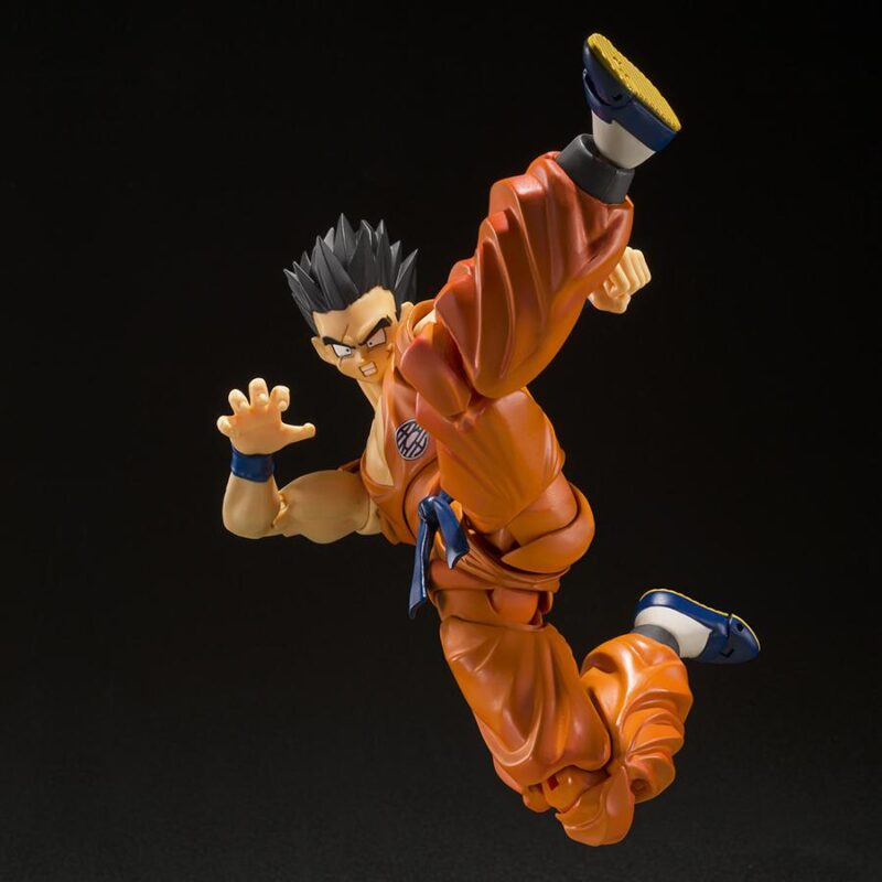 Figurine articulée de Yamcha de Dragon Ball Z, représentant le personnage avec plusieurs points d'articulation et trois visages interchangeables, fabriquée par Tamashii Nations.