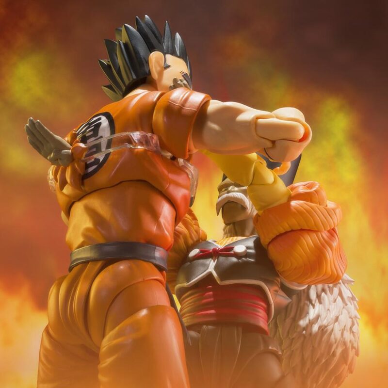 Figurine articulée de Yamcha de Dragon Ball Z, représentant le personnage avec plusieurs points d'articulation et trois visages interchangeables, fabriquée par Tamashii Nations.
