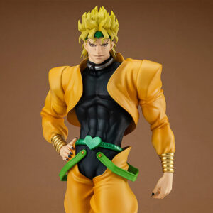 Vue 3/4 de face à mi-distance de la figurine de Dio Brando de JoJo's Bizarre Adventure en veste jaune, ceinturé, avec bracelets dorés.