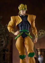 Vue 3/4 de face en plan rapproché moyen de la figurine de Dio Brando de JoJo's Bizarre Adventure en costume jaune, avec une main sur la hanche.