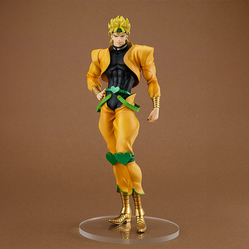 Vue 3/4 de face à mi-distance de la figurine de Dio Brando de JoJo's Bizarre Adventure en tenue jaune et noire.
