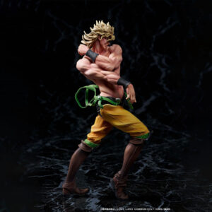 Vue de profil en plan rapproché de la figurine de Dio Brando de JoJo's Bizarre Adventure en pantalon jaune, sans chemise, avec bras croisés.
